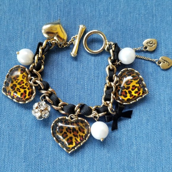 Betsey Johnson Jewelry - 💛Betsey Johnson Big Cat Print Cheetah Heart Charm Toggle Bracelet - NWOT💛